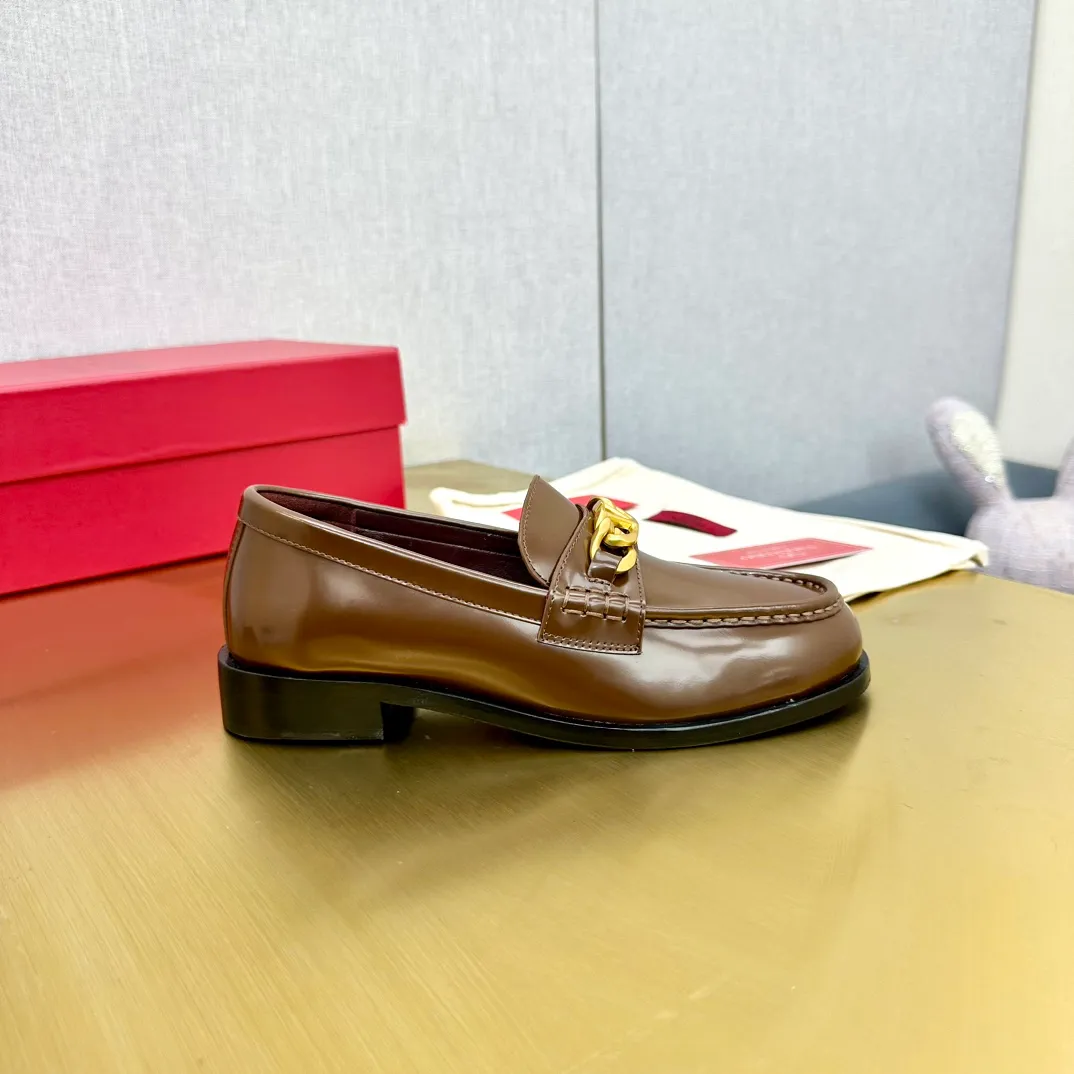 👟👟Ex-factory price 640👟👟 (genuine leather sole) 2024 [VALENTINO] Valentino's early spring fashionable slip-on loafers are hot new🆕 Versatile style with temperament💃🏻 Slay the whole audience immediately when you put it on [Love] The ultra-simple design is more timeless and attractive! Fashionable and neat feeling, it is a magic tool for increasing your height and slimming down ✨ The shoe collar is specially added with anti-wear latex! You won't feel tired after walking all day long🦶🏻 The upper is made of open-edge beaded cowhide fabric and matched with calfskin lining, which is full of texture. The bottom thickness is 4.0cm. Color: black, brown, coffee. Size: 35-40. Available from factory.